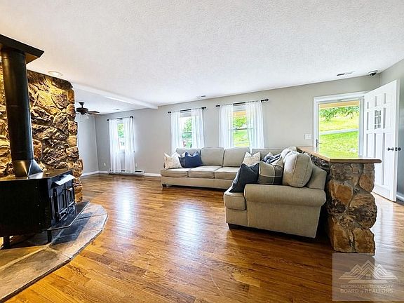 4th image of 297 Hillcrest Dr