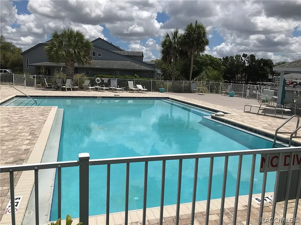 2 bed, 1.5 bath, 1074 sqft, $1,400 — Photo 2