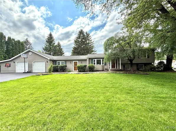 518 Rita Dr, North Syracuse, NY 13212