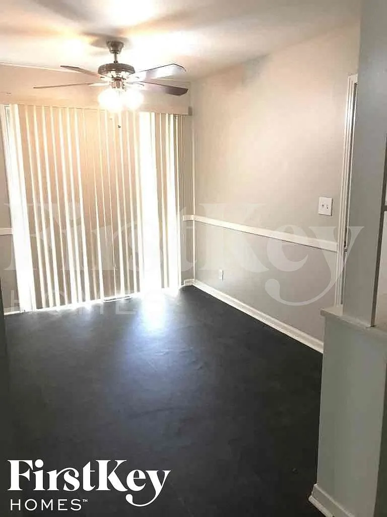 3 bed, 2.0 bath, 1013 sqft, $1,710 — Photo 3
