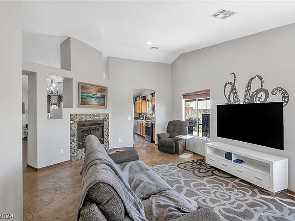 4th image of 817 Mesa Pine Ct