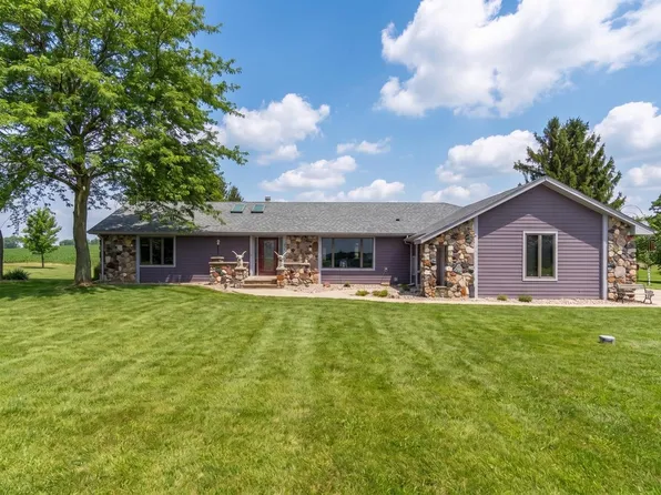 60 Penner Dr, Fremont, IN 46737