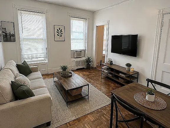 2nd image of 13 Hart St Fl 3
