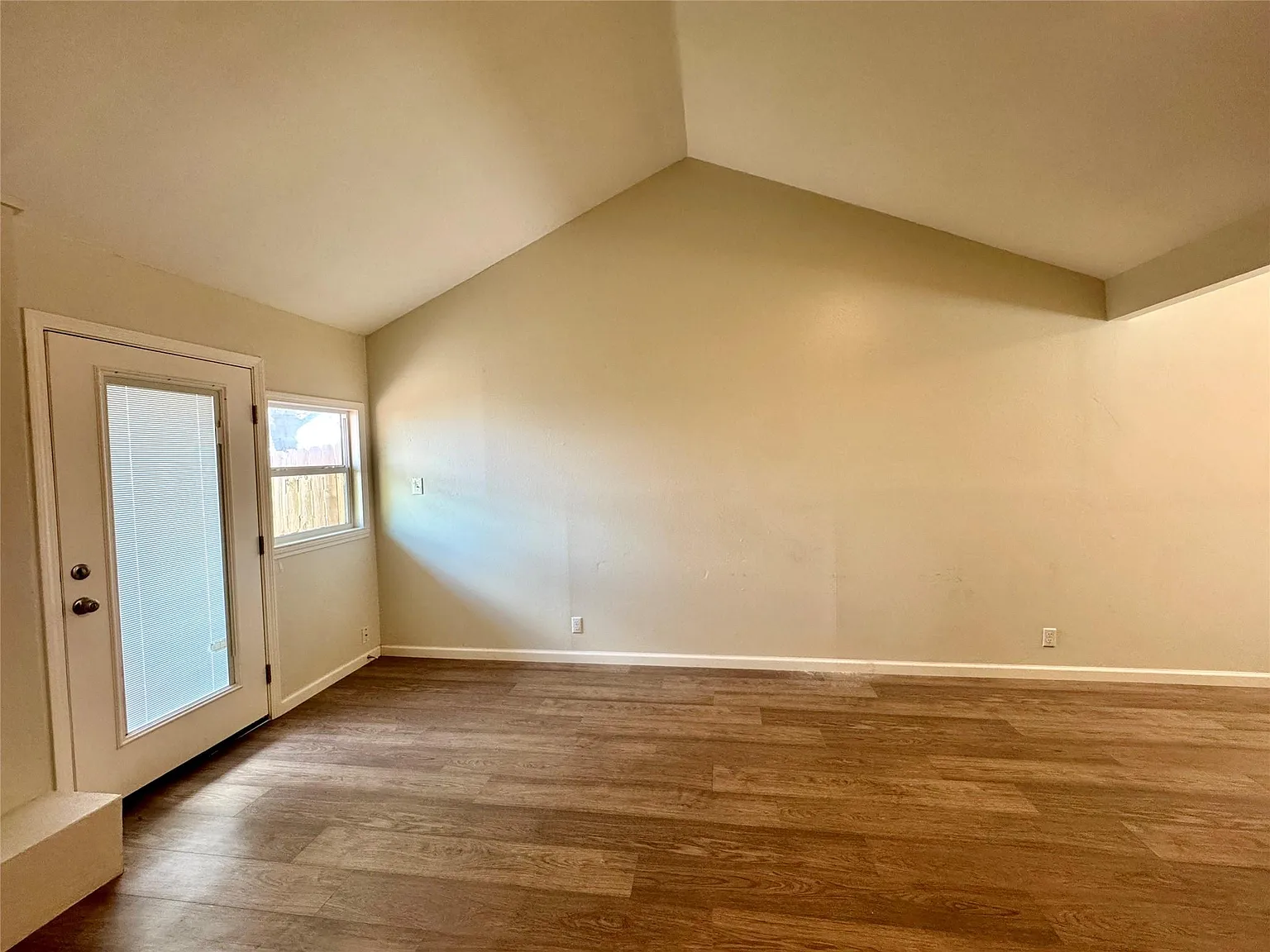 3 bed, 2.0 bath, 999 sqft, $2,100 — Photo 2