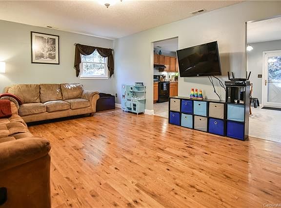 5th image of 23 Pineview Dr