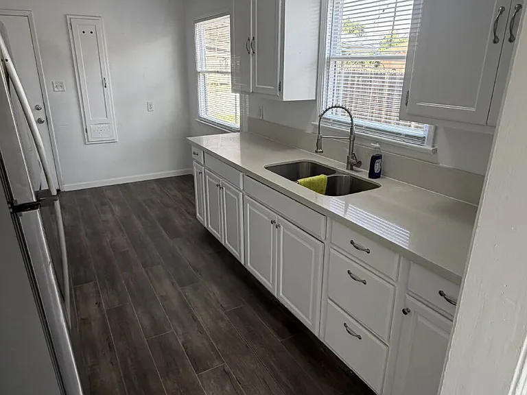 1400 Maitland Dr — Photo 3
