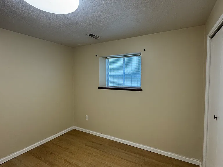 2642 Waverley Ave #BASEMENT — Photo 3