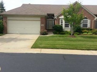 533 Woodhaven Dr #1, Commerce Township, MI