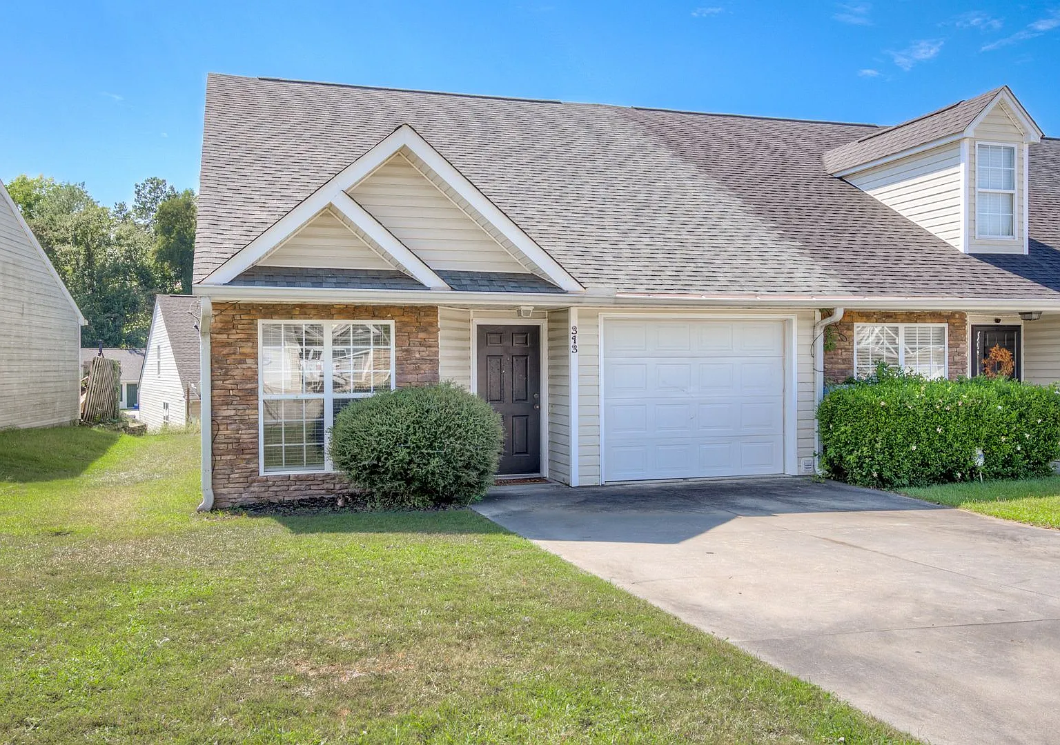 3 Bedroom 3 Bath Townhouse — Photo 3