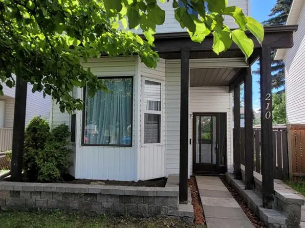 210 E Woodmont Ct SW, Calgary, AB T2W 4X1