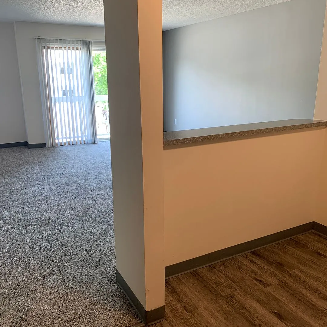 Drake Court Apartments — Photo 4