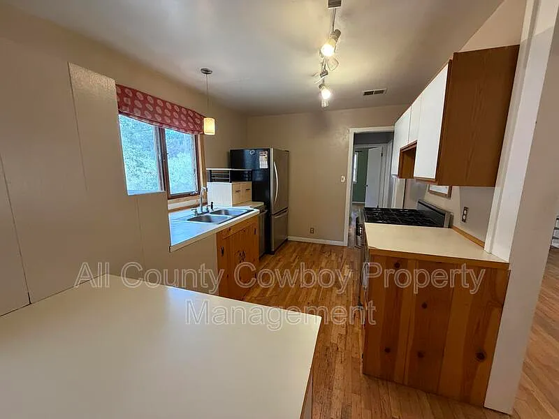 4 bed, 2.0 bath, 1872 sqft, $1,850 — Photo 2