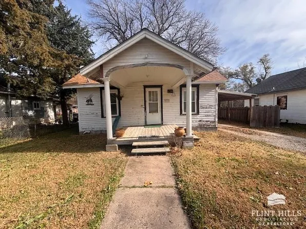 210 S 10th St, Herington, KS 67449