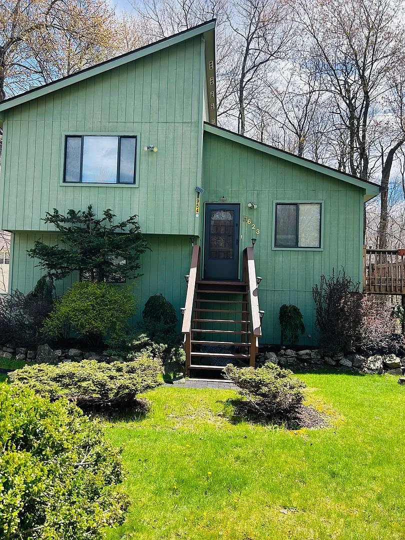 Bright and spacious 3-bedroom, 1-bath home featuring a nice backyard — Photo 1