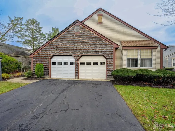 13 Benjamin Franklin Dr, Monroe Township, NJ 08831