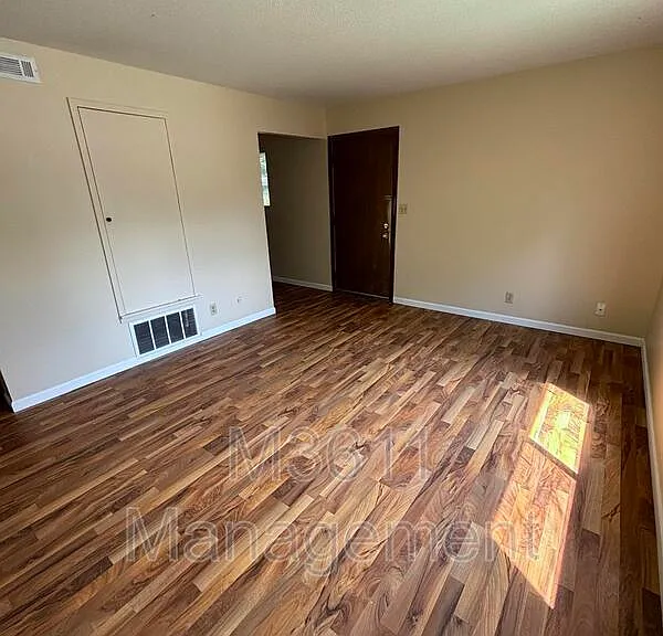 4609 Bancroft Ave #5 — Photo 2