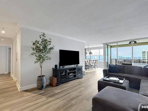 3rd image of 6 Horizon Rd #2209