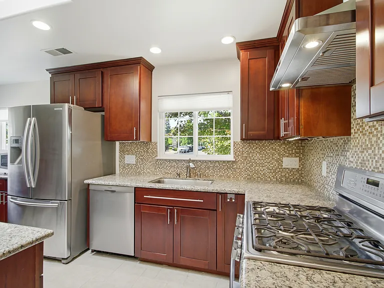215 Longridge Rd — Photo 4