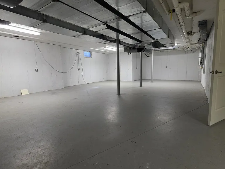910 W Roxbury Pkwy — Photo 16
