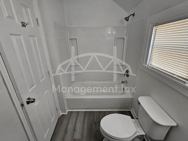 2210 Pullman Ave — Photo 7