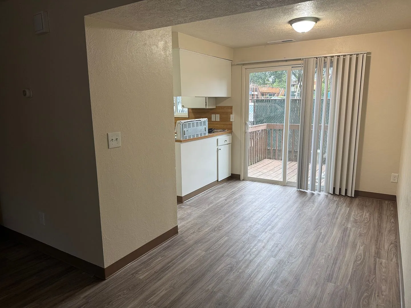 454-180 Stoneway Apartments — Photo 2