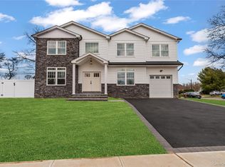 43 Barter Lane, Hicksville, NY