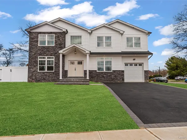 43 Barter Lane, Hicksville, NY 11801