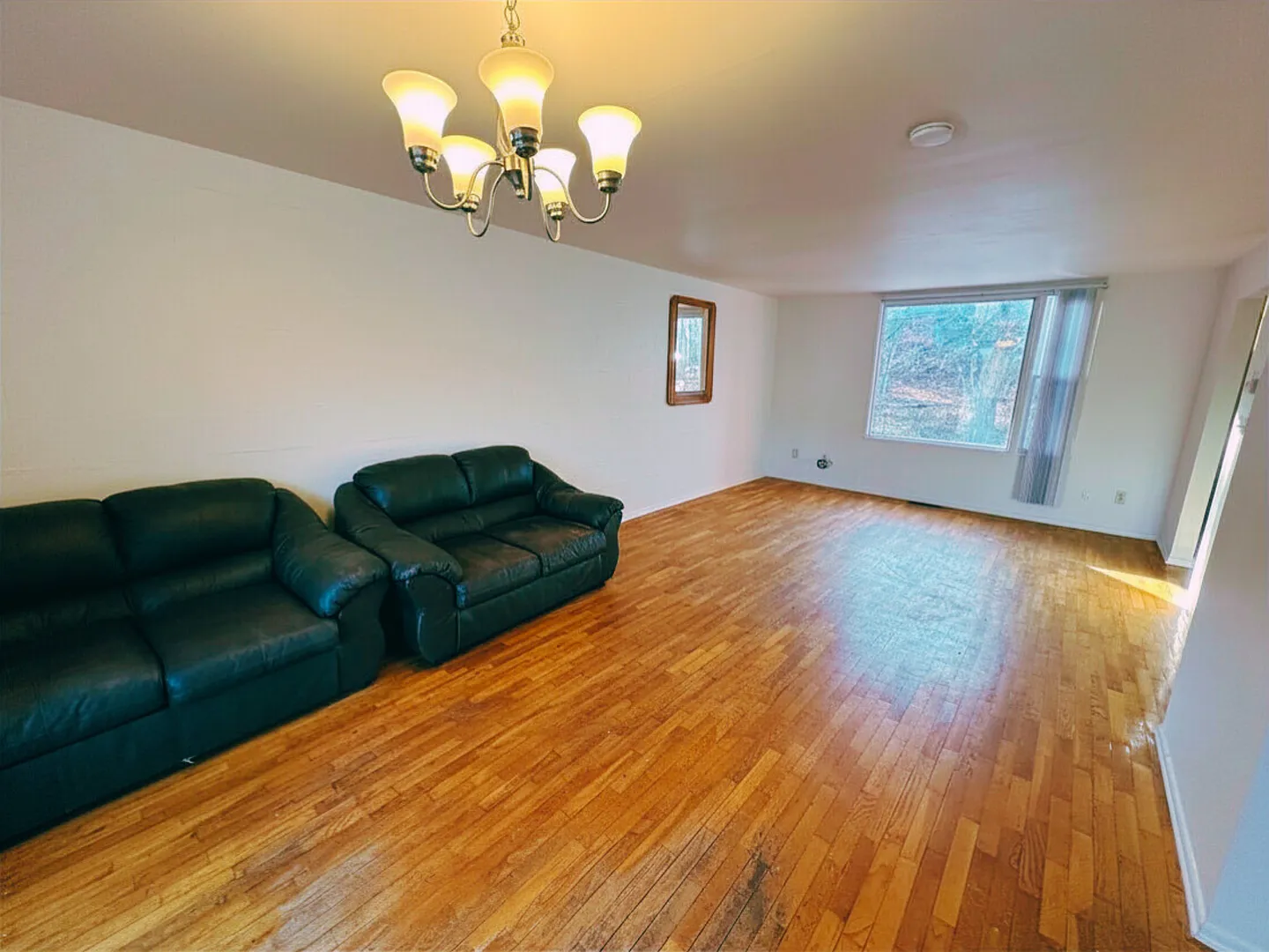 115 James St — Photo 2
