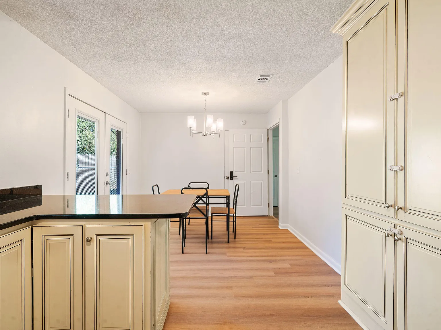 4 bed, 2.0 bath, 1308 sqft, $724 — Photo 4