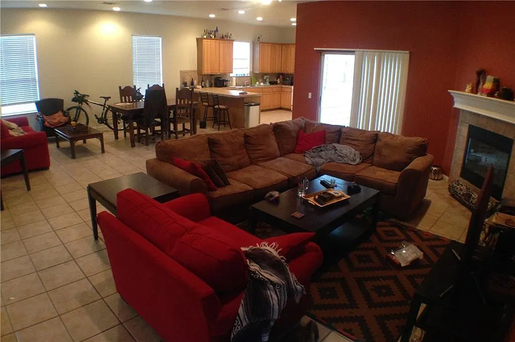 3 bed, 2.5 bath, 1450 sqft, $4,000 — Photo 3