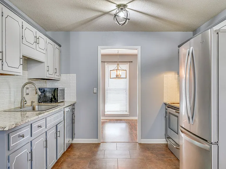 1737 Crestview Dr — Photo 5