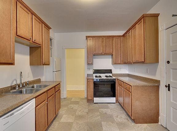 4th image of 598 Lincoln Ave