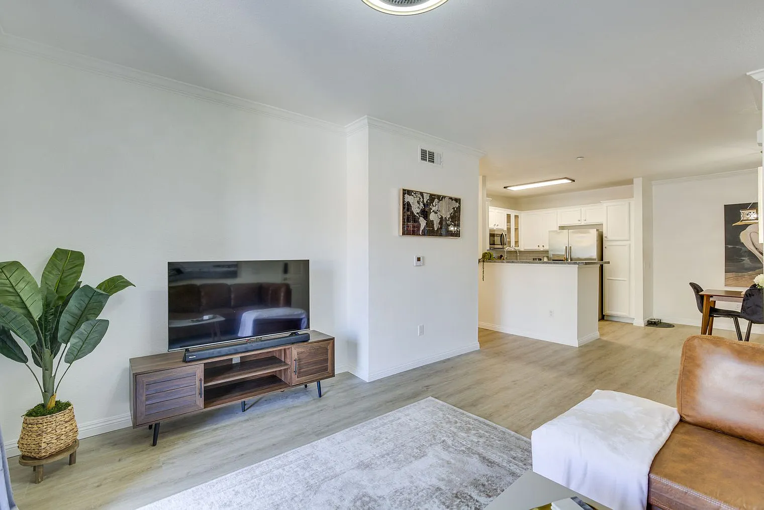 1 bed, 1.0 bath, 796 sqft, $3,536 — Photo 4