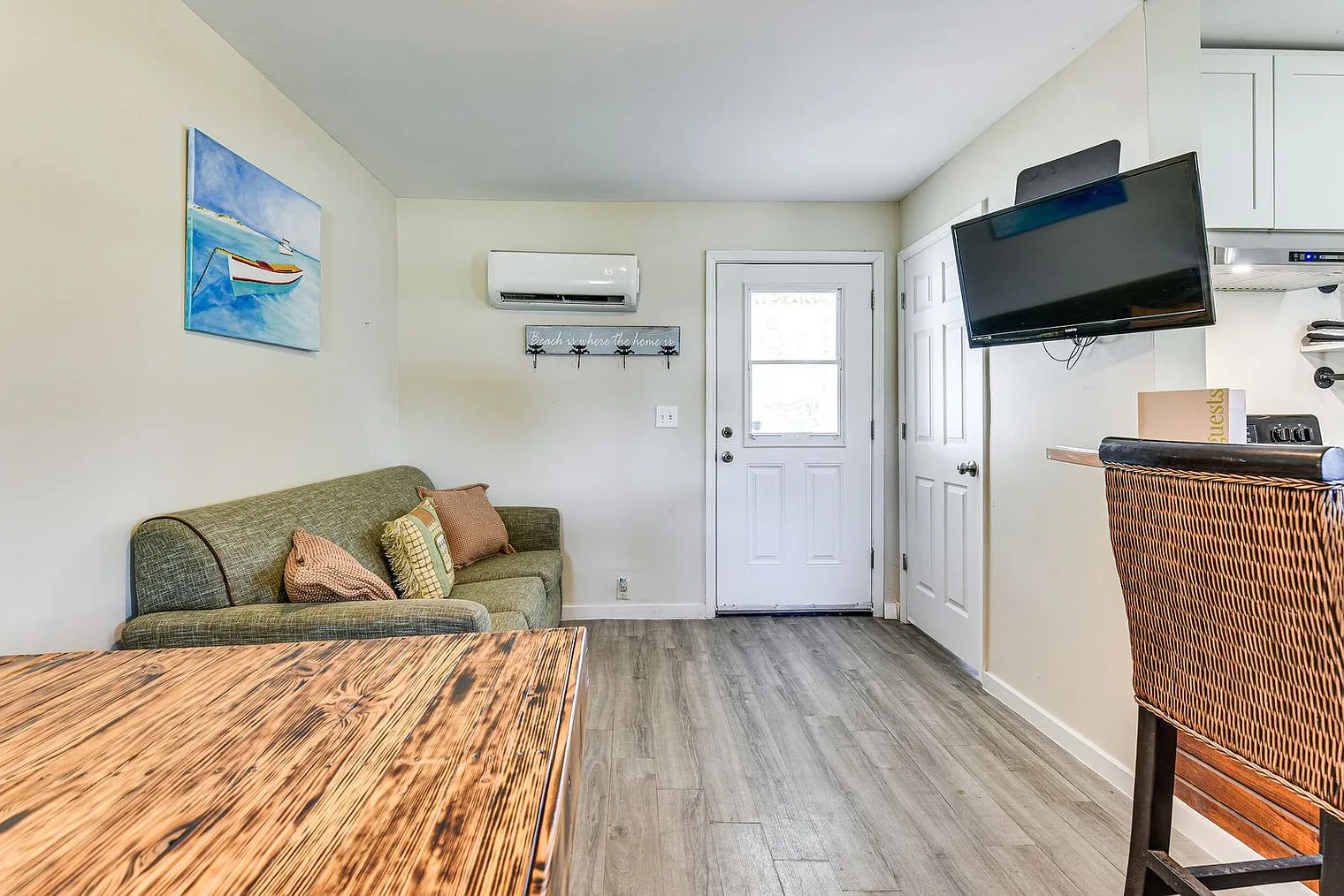 2 bed, 1.0 bath, 796 sqft, $2,247 — Photo 2