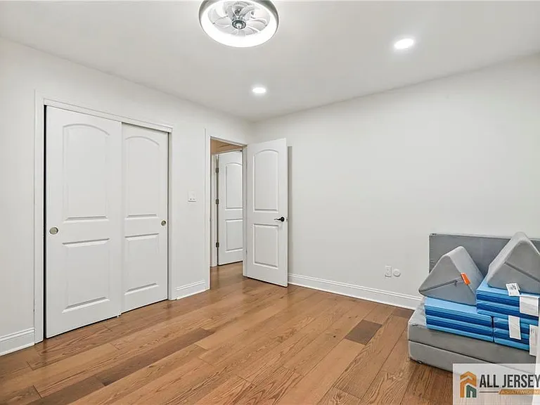 16 Phyllis Pl — Photo 27