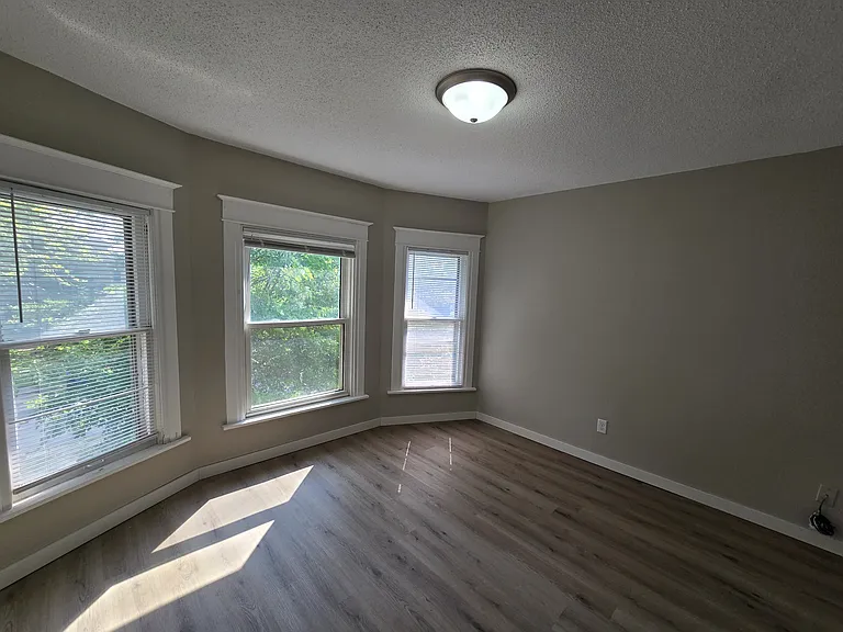 422 Baltimore St — Photo 18