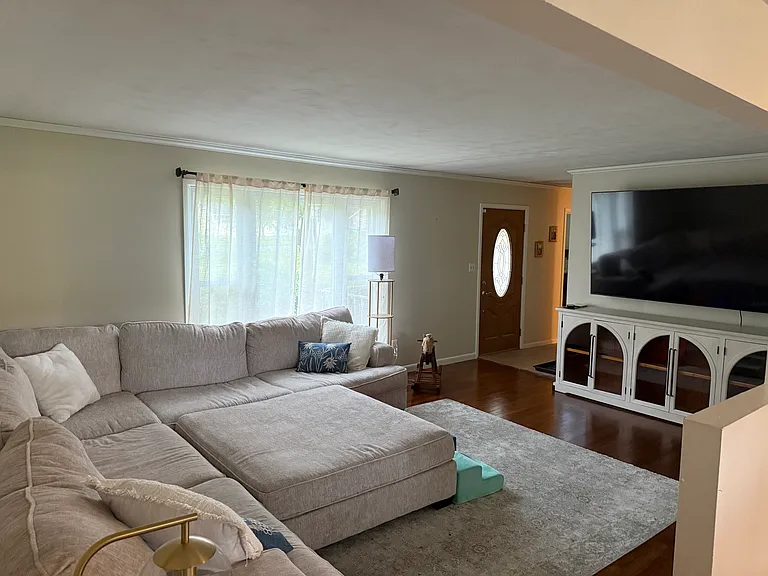 1497 Eastview Dr — Photo 2