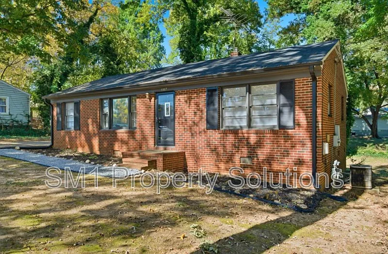 3 bed, 1.5 bath, 1032 sqft, $1,395 — Photo 3