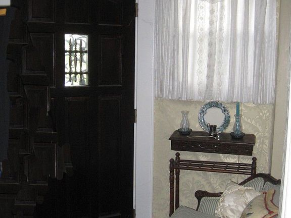 Entryway foyer