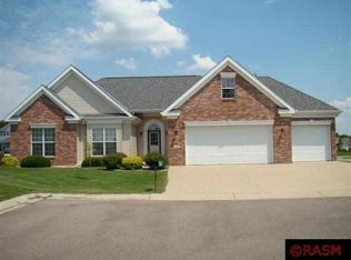 32 Deer Trl, North Mankato, MN 56003