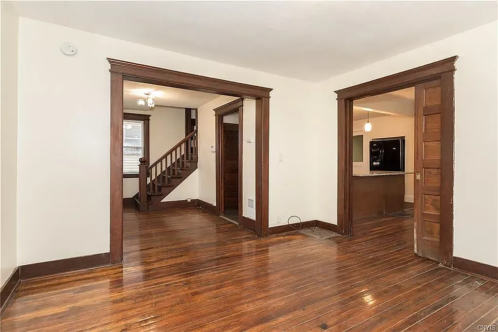 4 bed, 1.0 bath, 1560 sqft, $2,200 — Photo 2