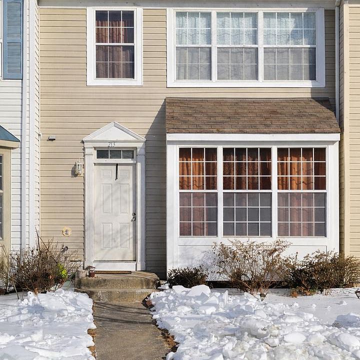 1st image of 213 Lakeview Ct