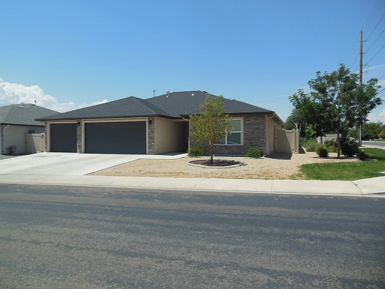 449 Fox Meadows St — Photo 2
