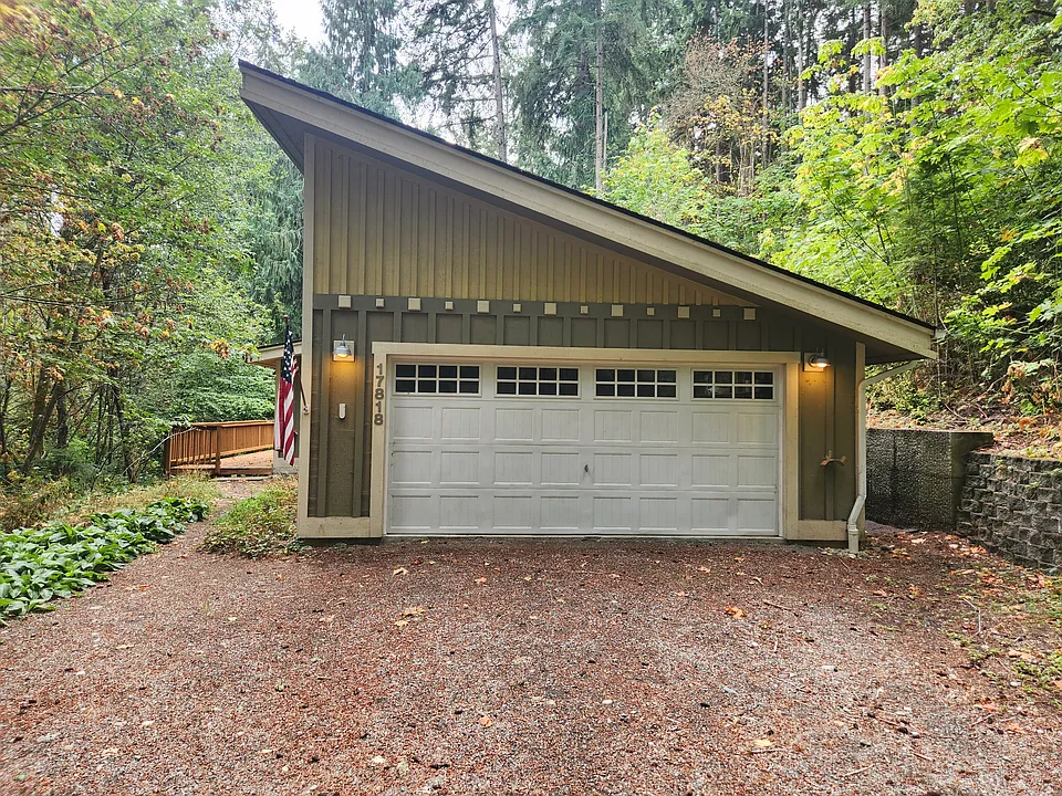 17818 Overlake Ct SE