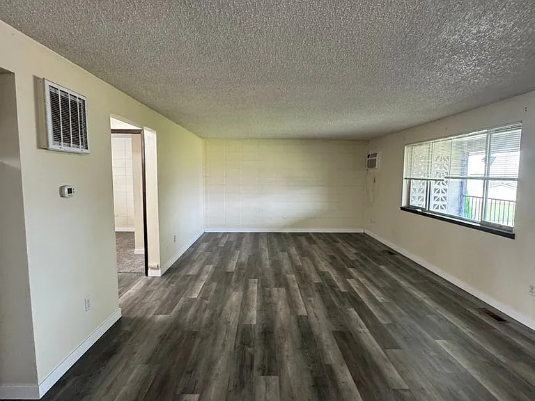 4201-4209 Maple Ave — Photo 2