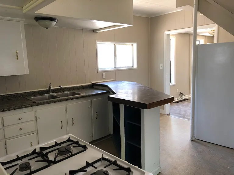 305 W 15th St — Photo 3