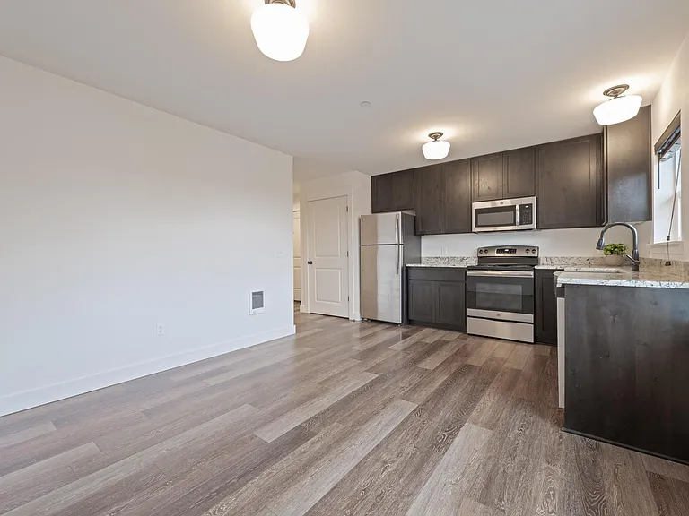 1523 SE Honeysuckle Loop #A — Photo 2
