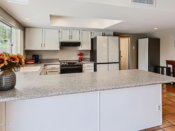 4th image of 735 E Port Au Prince Ln