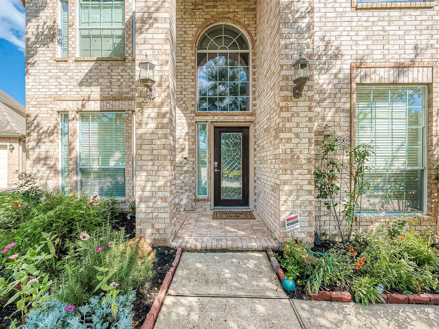 5 bed, 3.5 bath, 3854 sqft, $3,600 — Photo 2