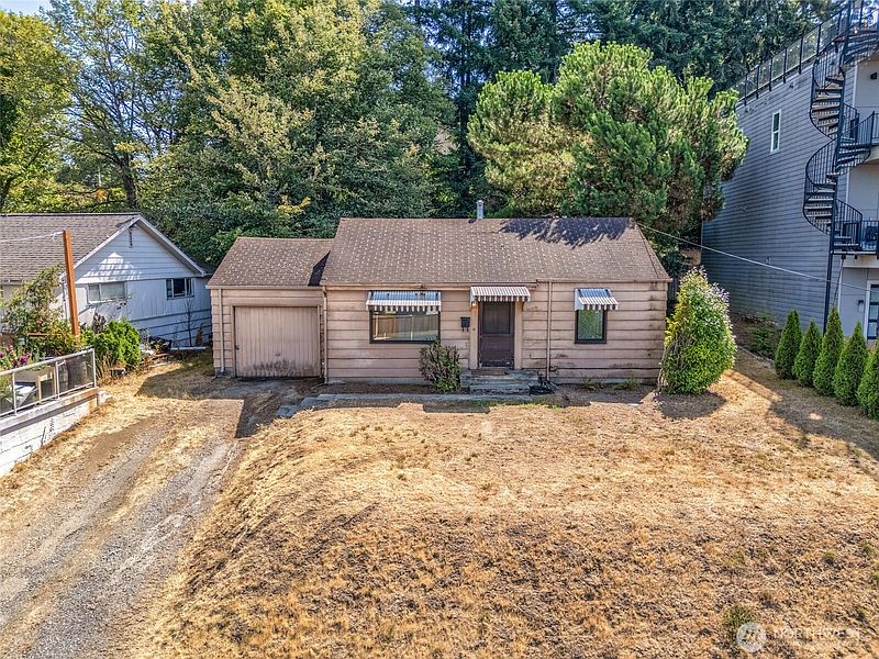 3rd image of 406 Windsor Way NE